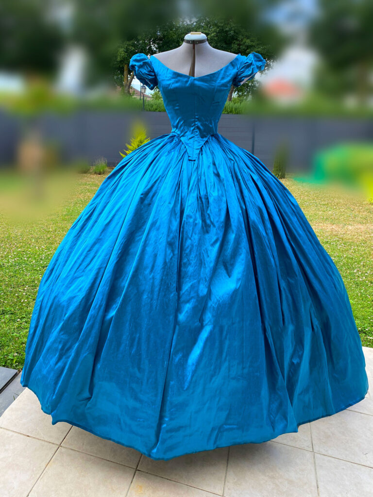 Crinoline en soie bleue