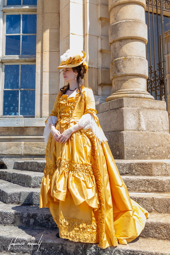 Robe à la Française en soie jaune. Faite main. Photo: Fabrice Merault