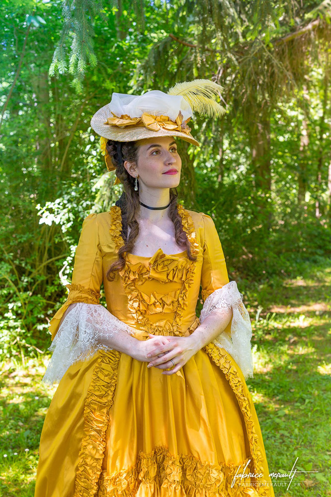 Robe à la Française en soie jaune. Faite main. Photo: Fabrice Merault