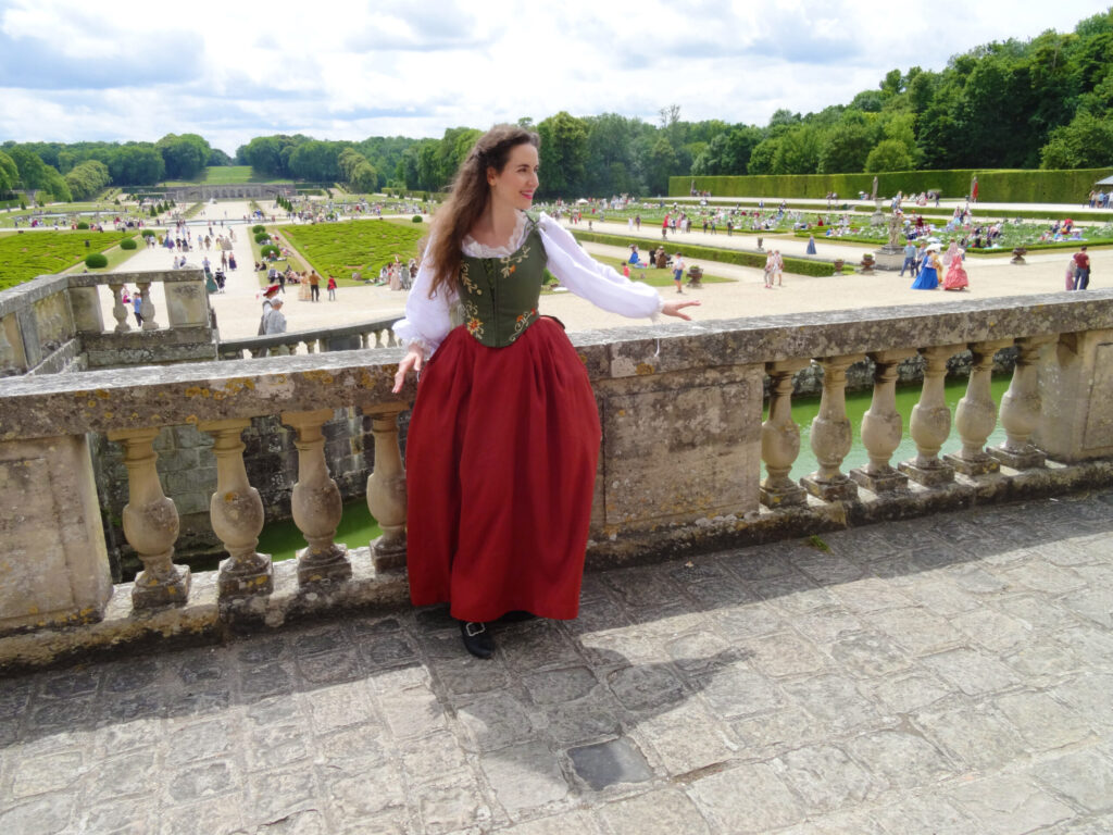 Reproduction d'un costume Elisa. Brodée main. Lin et coton