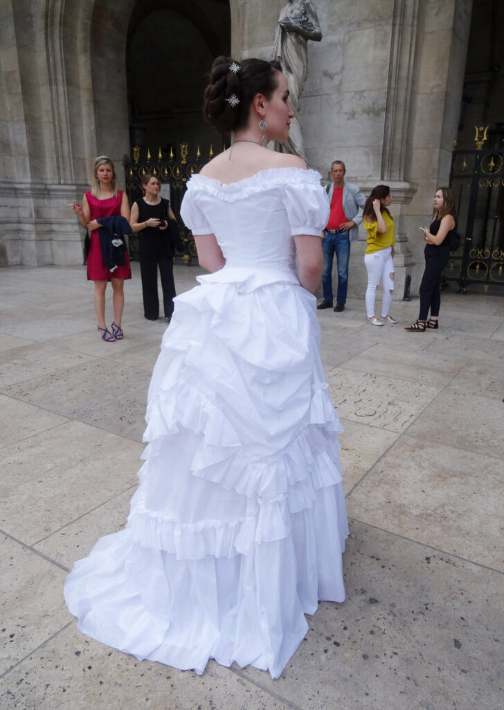 Robe à Tournure en voile de coton blanc. 