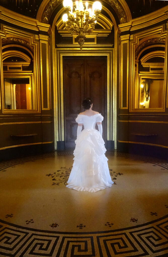 Robe à Tournure en voile de coton blanc. 