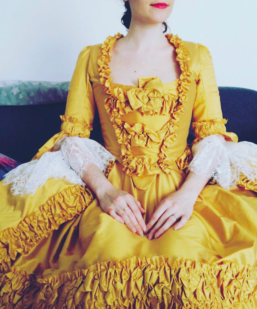 Robe à la Française en soie jaune