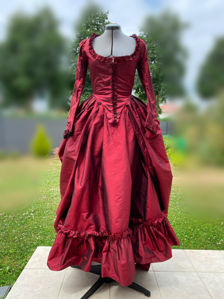 Robe à l'anglaise retroussée à la Polonaise en soie rouge