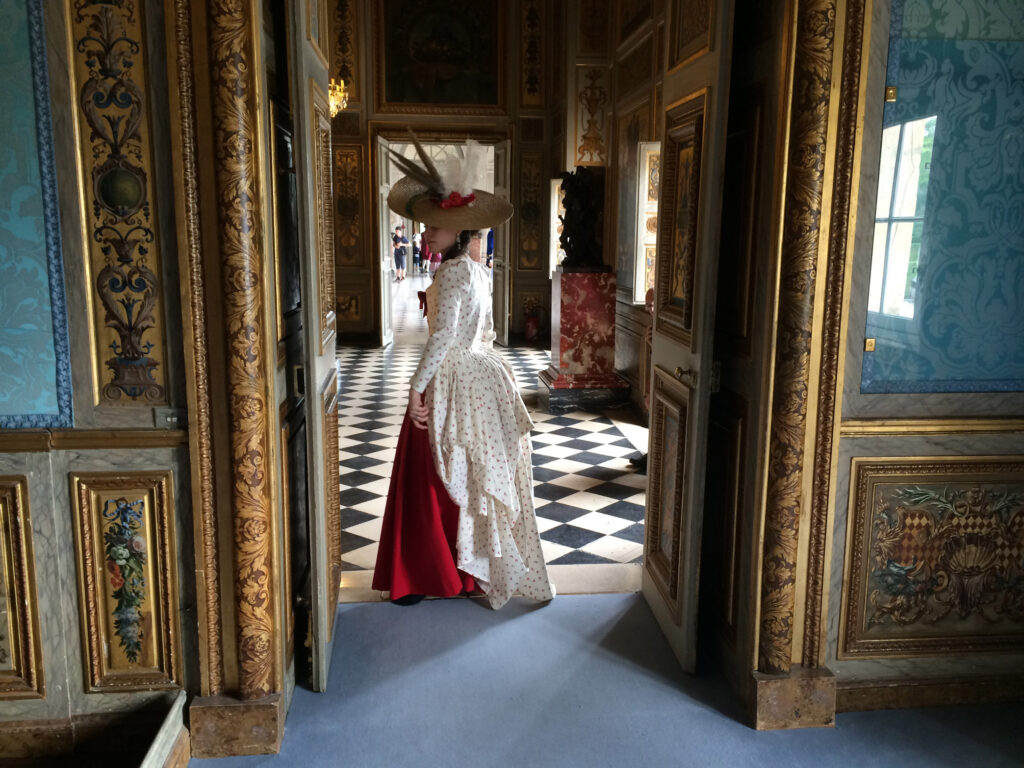 Robe à l'anglaise retroussée à la Polonaise - Vaux le Vicomte